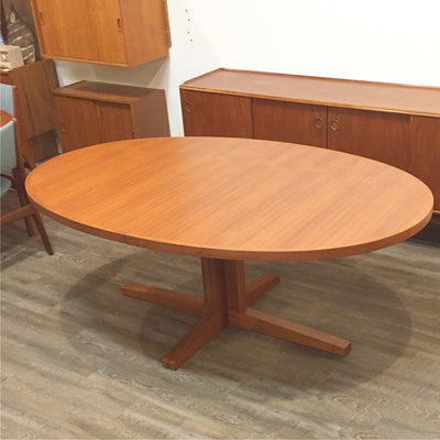 Mid-Century Modern Dining Tables: The Right Fit for Rooms of Any Style or Size