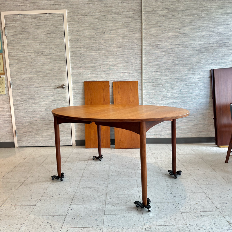 Generous Mid-Century Teak Extending Oval Dining Table By RS Associates